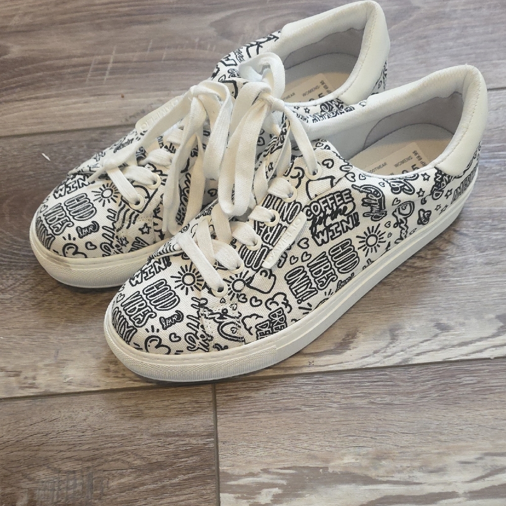 NWT Women's "D'AMELIO SONO LOW TOP SNEAKER"  in color Black/White & Size 9.5
